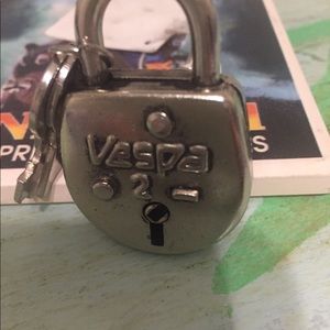 2 lock and key knobs